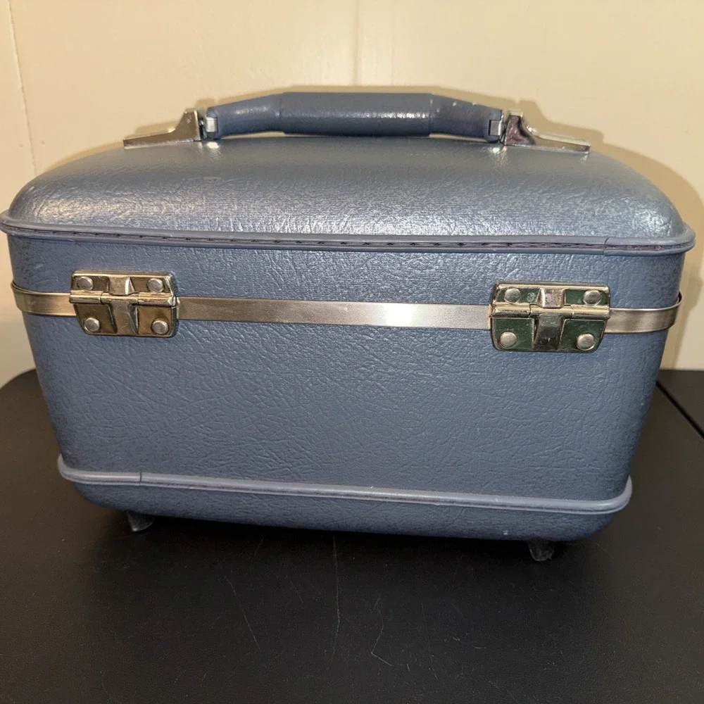 Vintage American Tourister Make Up Train Case Carry On Luggage Posable Mirror